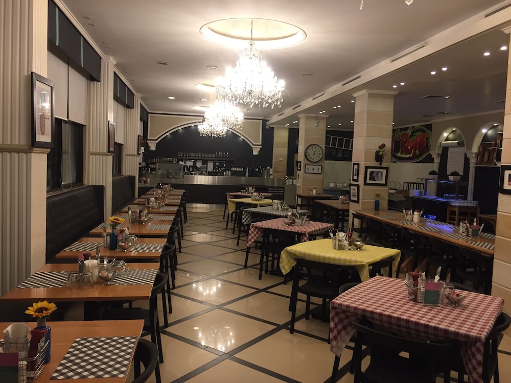 Royal Grand Hotel 48/64