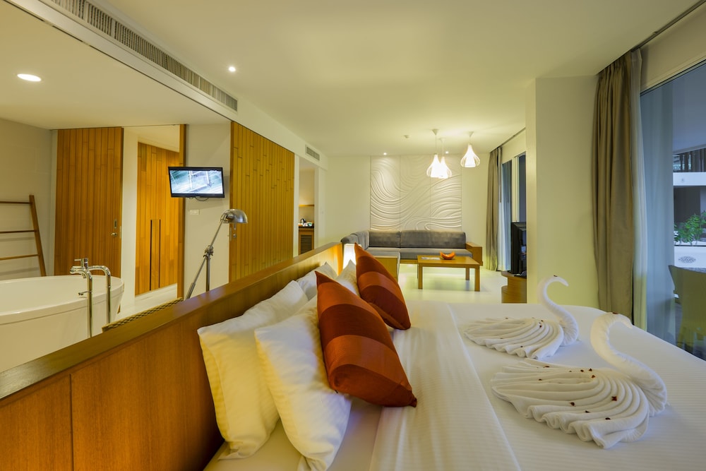 Suite, King Bed, Pool Access