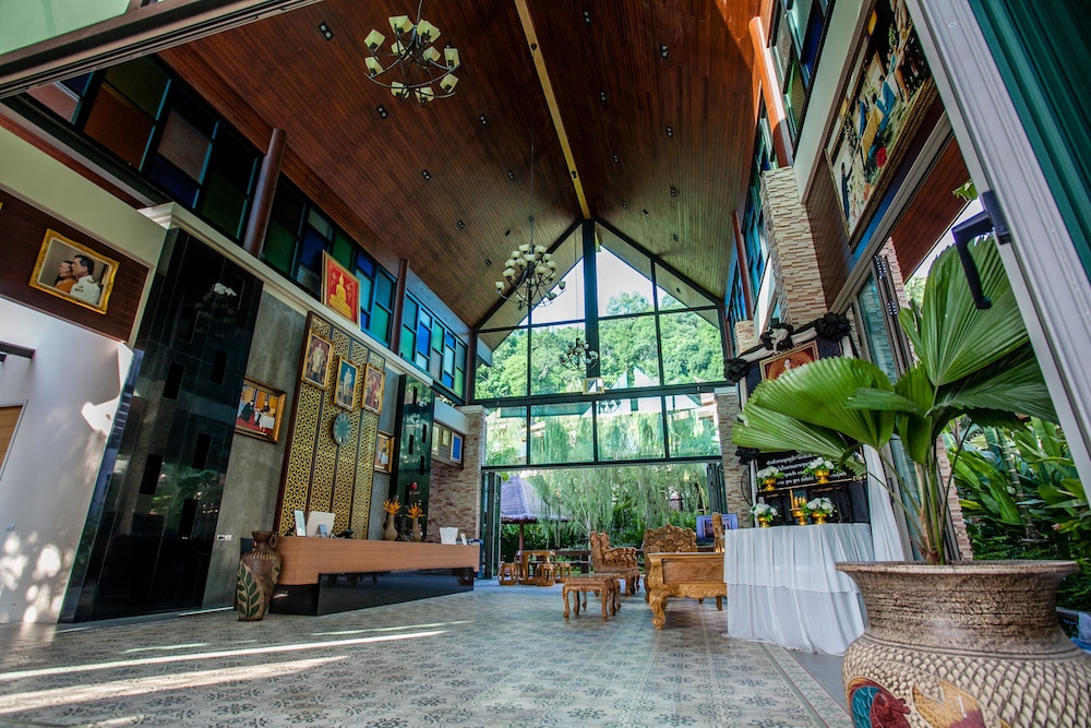 HULA HULA RESORT l truly tropical and fun wellness 12/90