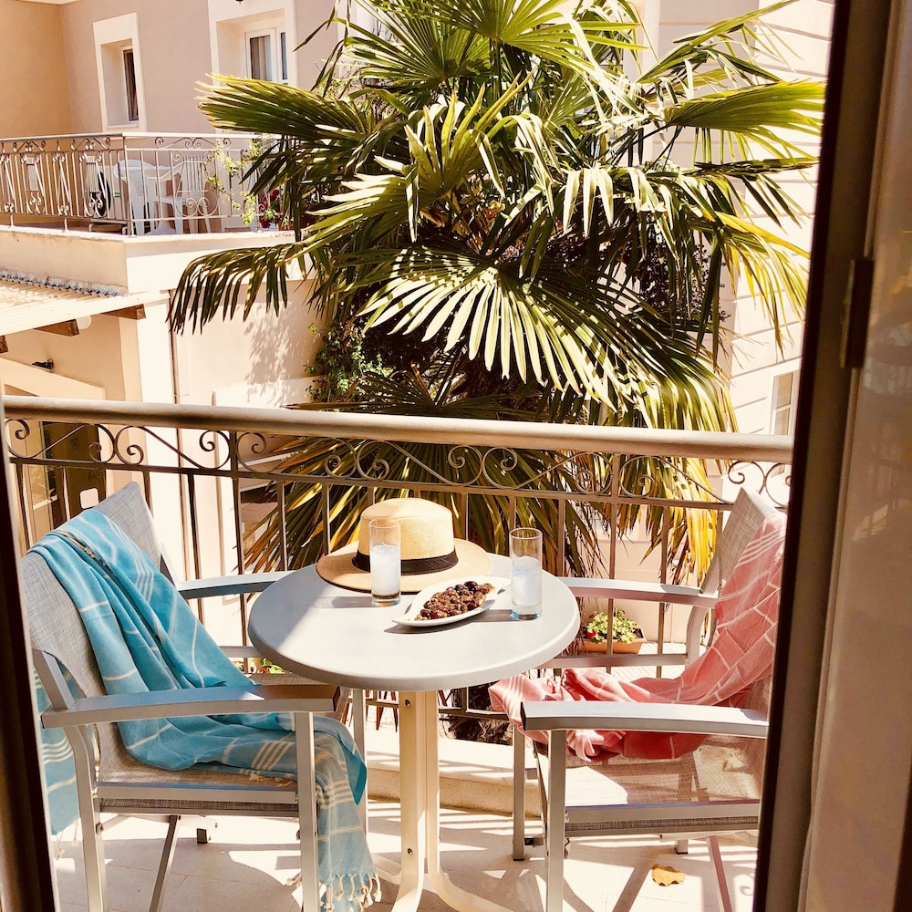 G. George Hotel 34/50