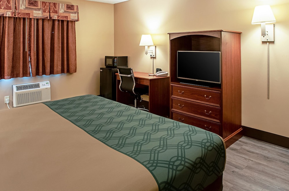 Econo Lodge Menomonie On The Bay MI 10/31