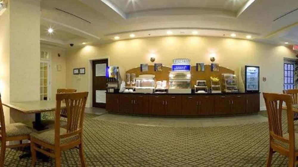 Holiday Inn Express Hotel Suites Dyersburg 7/41