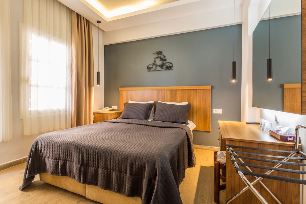 STANDARD, DOUBLE OR TWIN BED, PARTIAL OCEAN VIEW