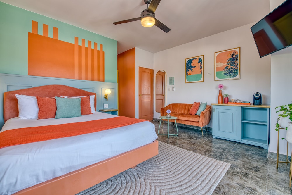 Suite, Queen Bed, Street View