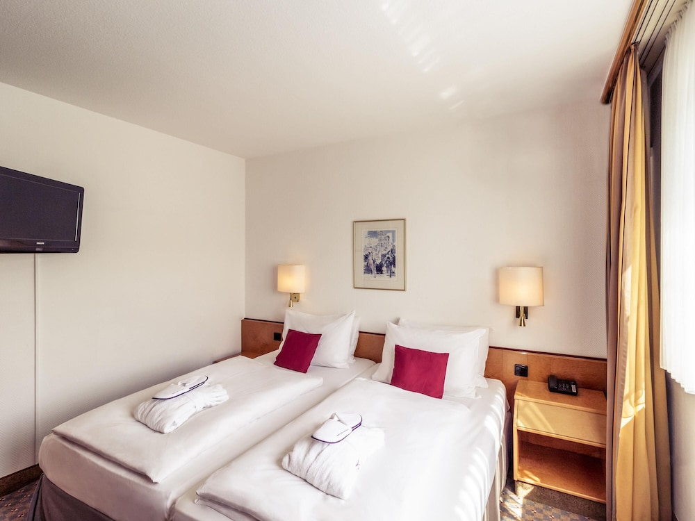 PRIVILEGE, SUITE, KING BED