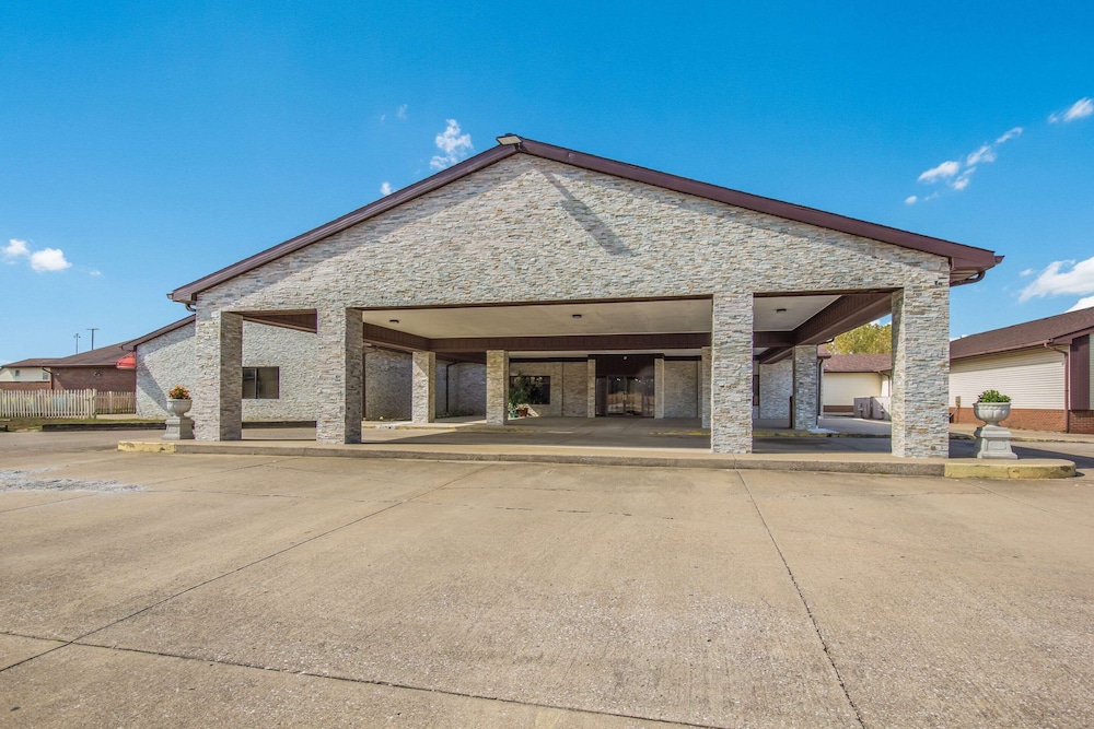Quality Inn Grayville, IL 2/35