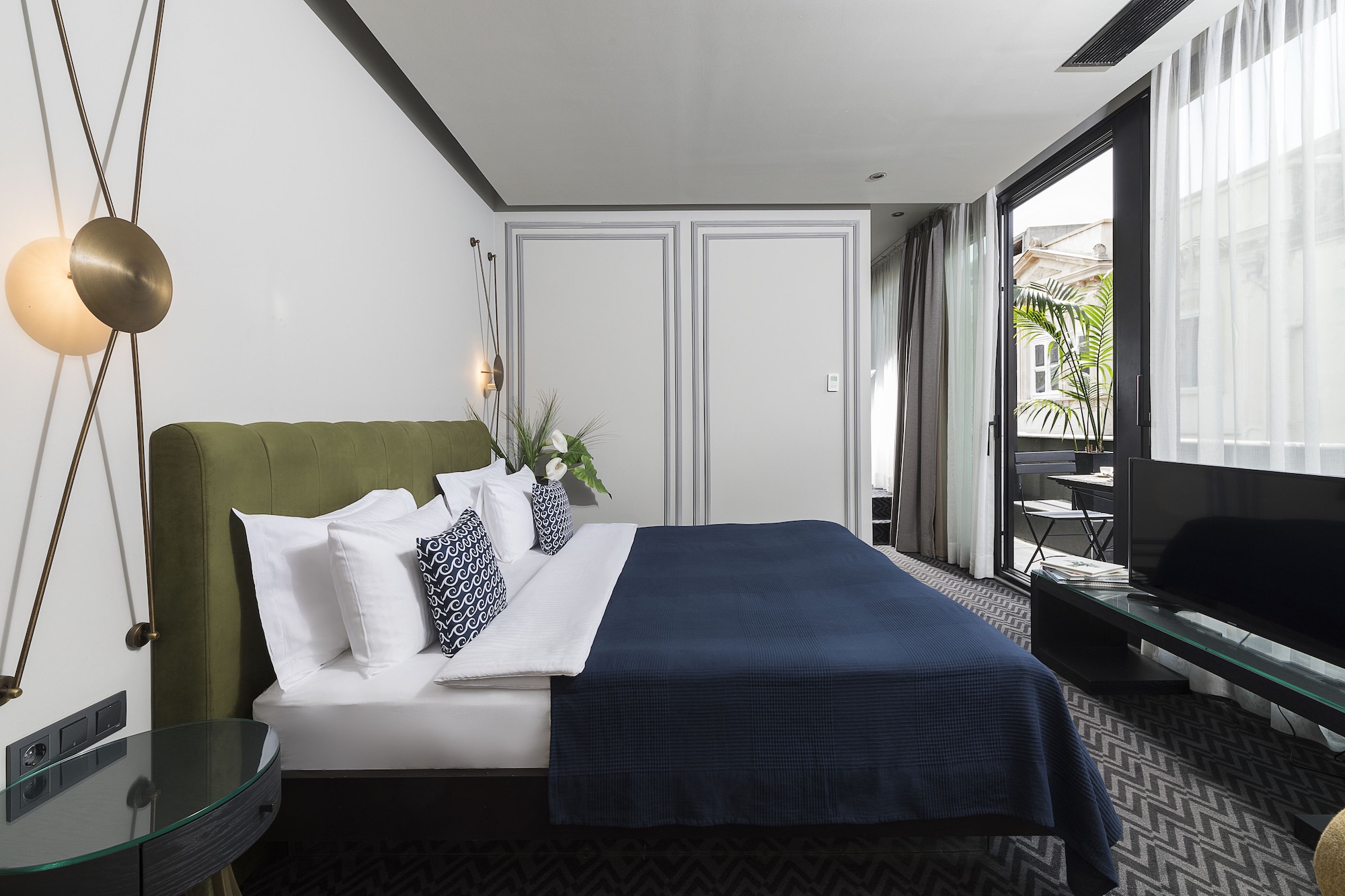 JUNIOR SUITE, KING BED, CITY VIEW, BALCONY
