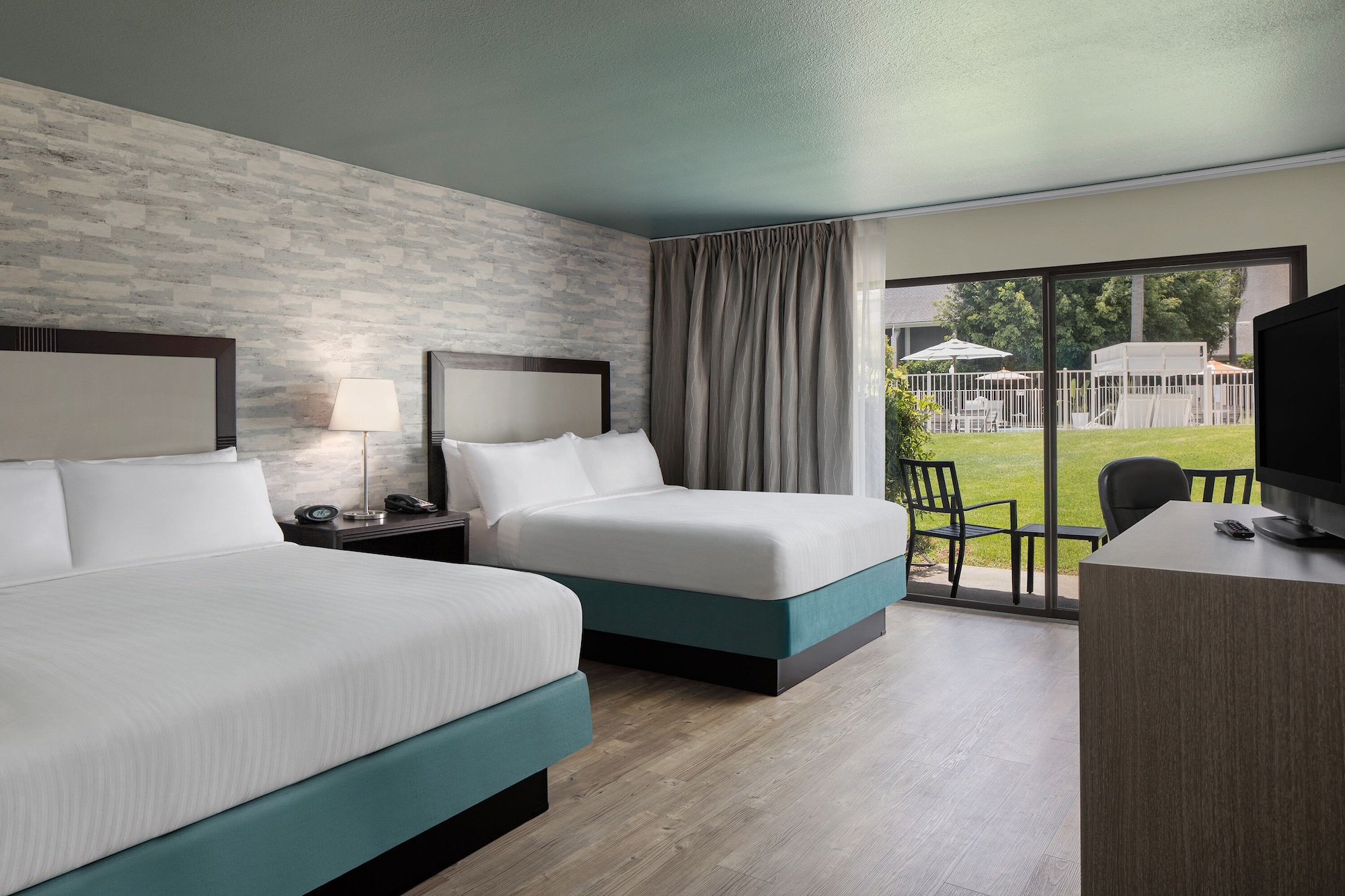 DELUXE, 2 QUEEN BEDS, POOL VIEW, TERRACE