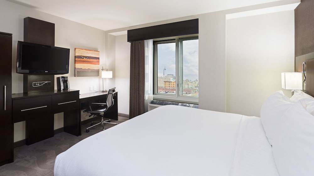 Standard, King Bed, Middle Floor