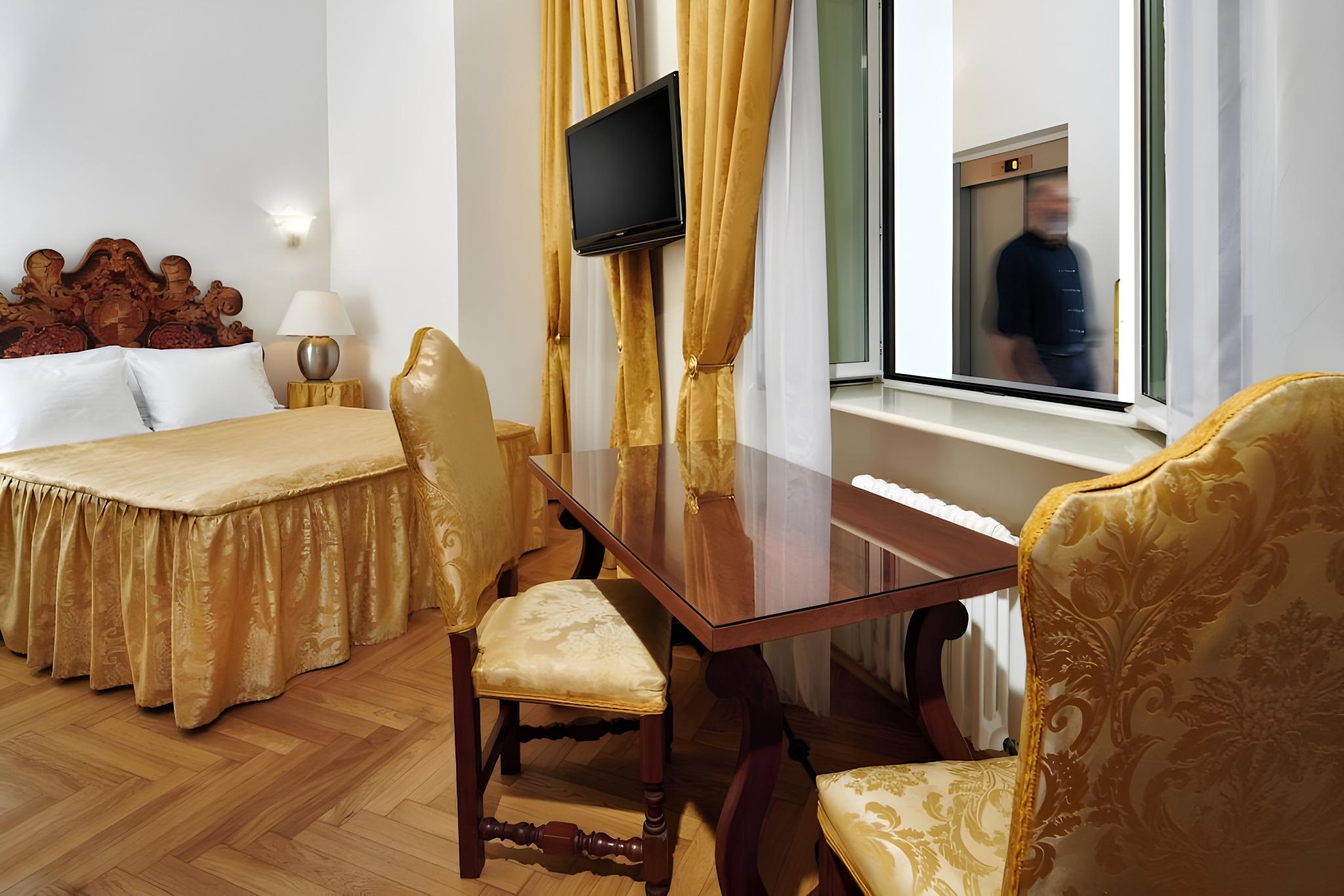 Economy, King Bed, Queen Bed, No Window