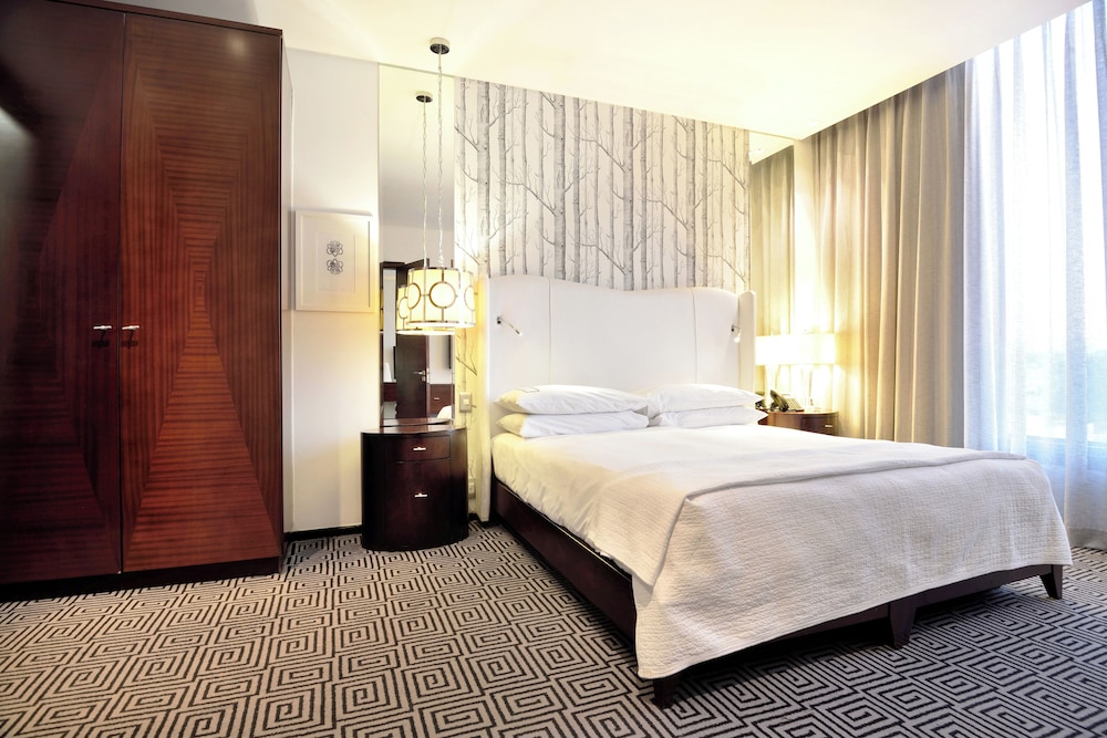 2 BEDROOMS, SUITE