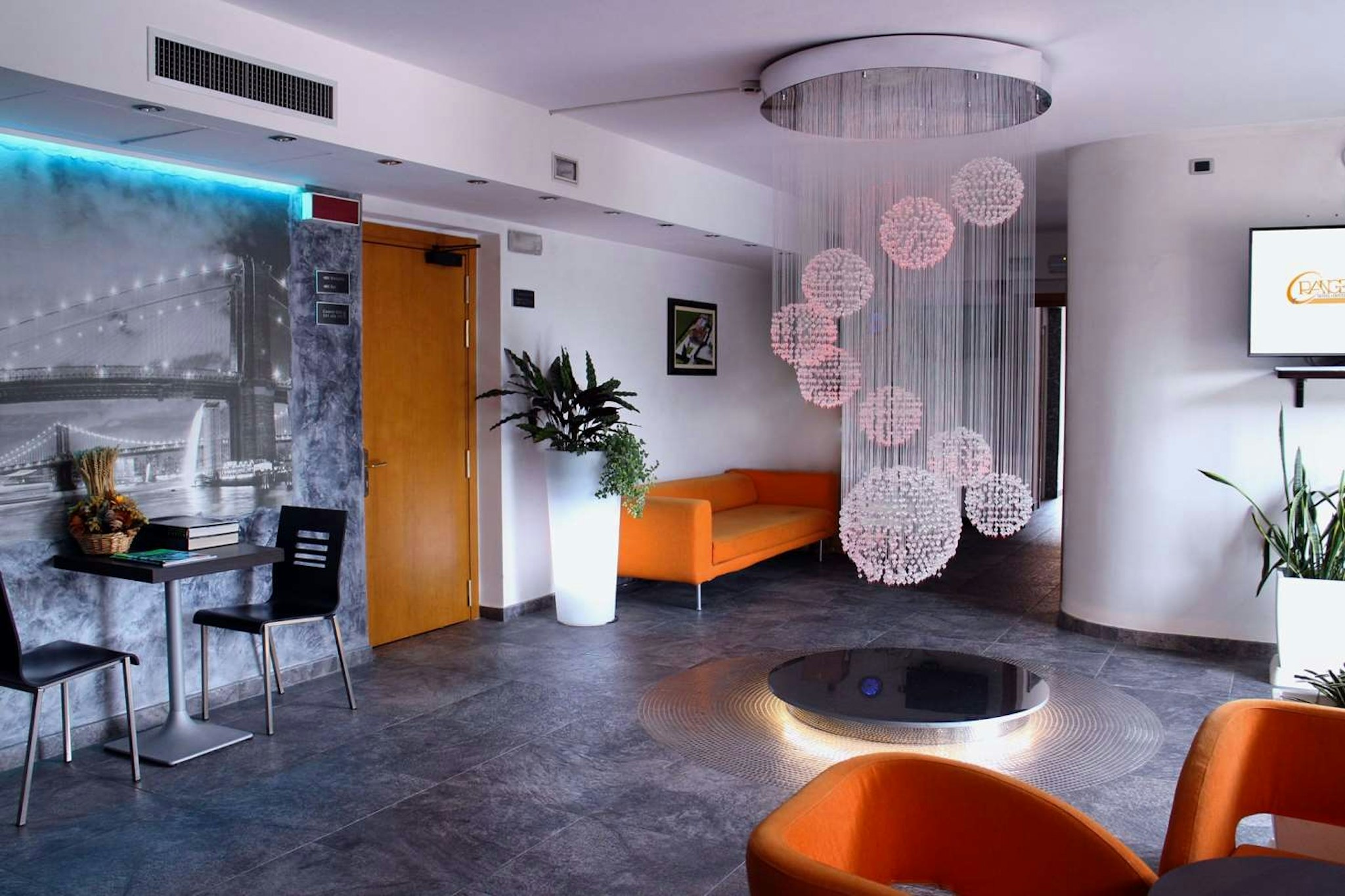 Orange Motel 1/7