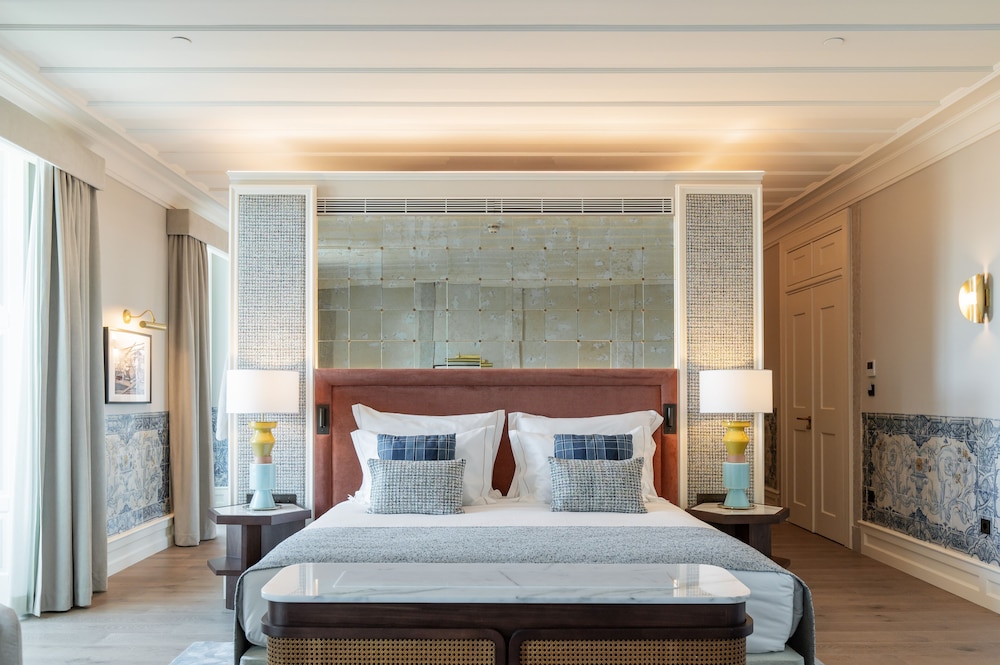 SIGNATURE, SUITE