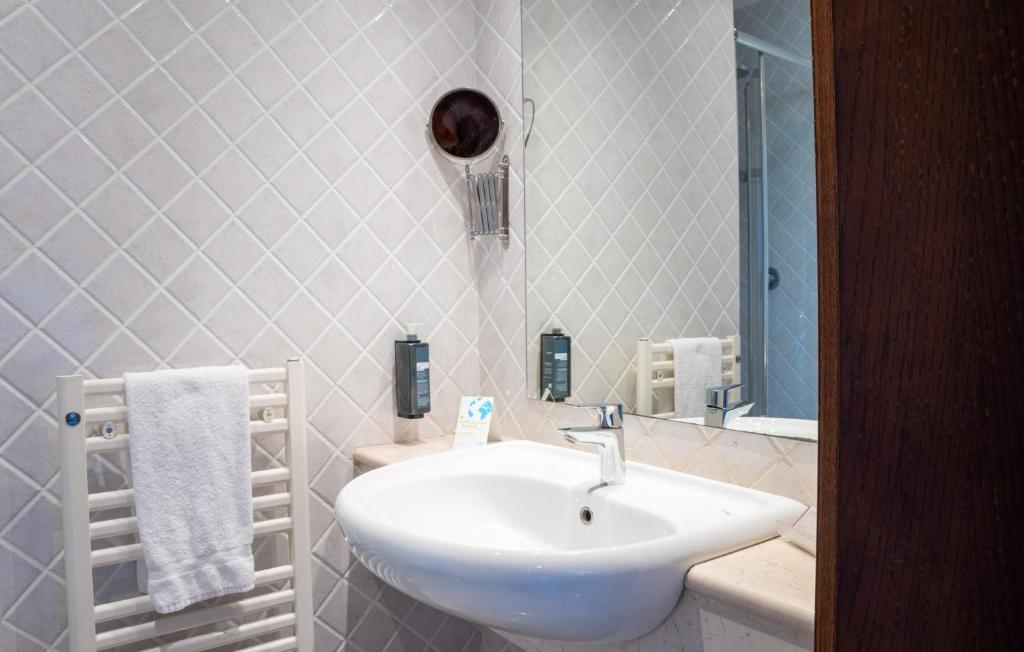غرفة بسرير مزدوج أو سريرين منفصلين، Th Roma Carpegna Palace 5/5