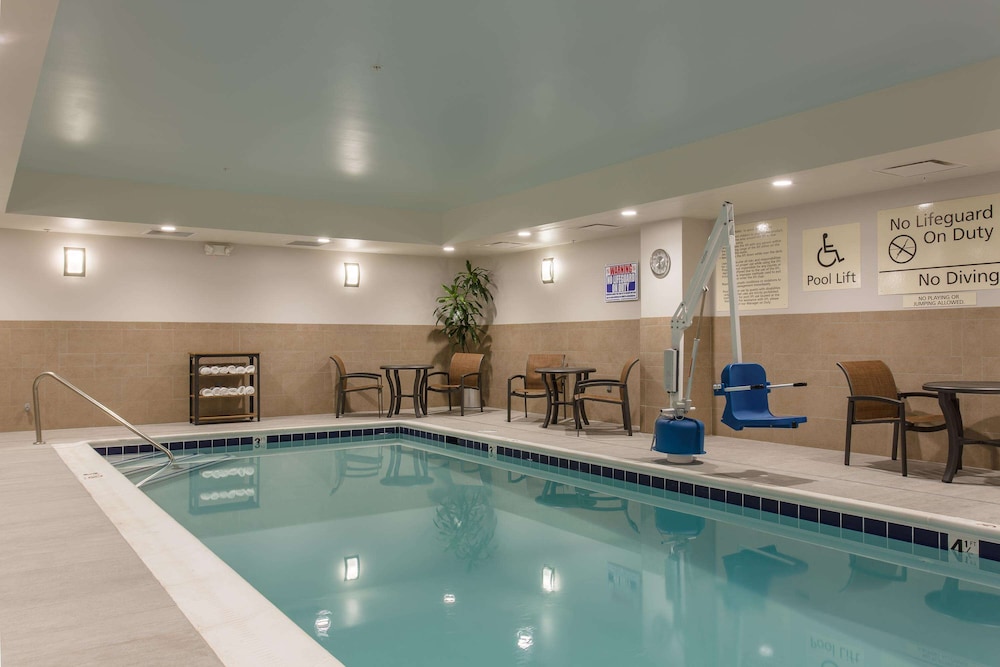 Hampton Inn and Suites Knoxville Papermill Drive 23/41