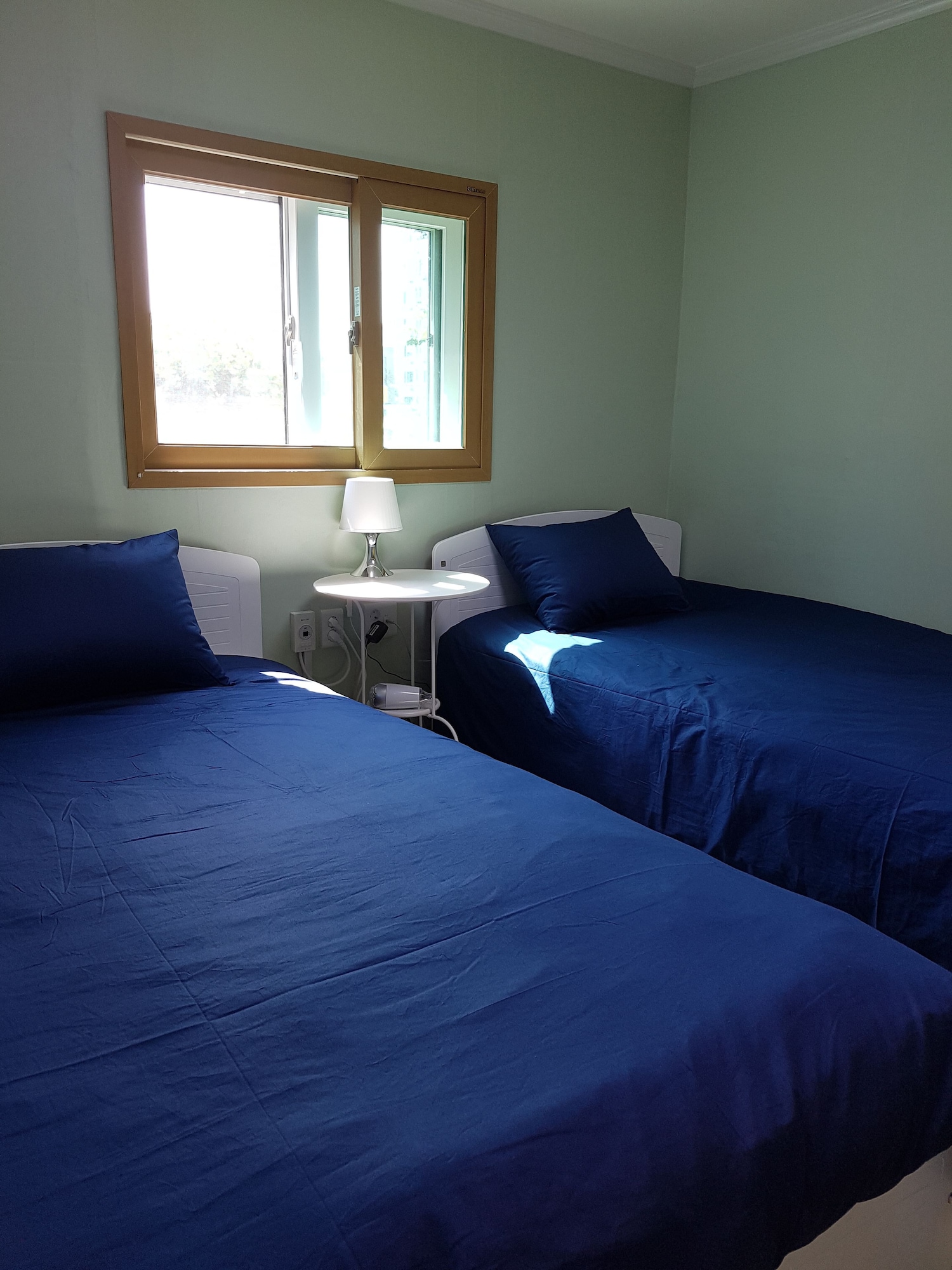 ROOM, TWIN BEDS