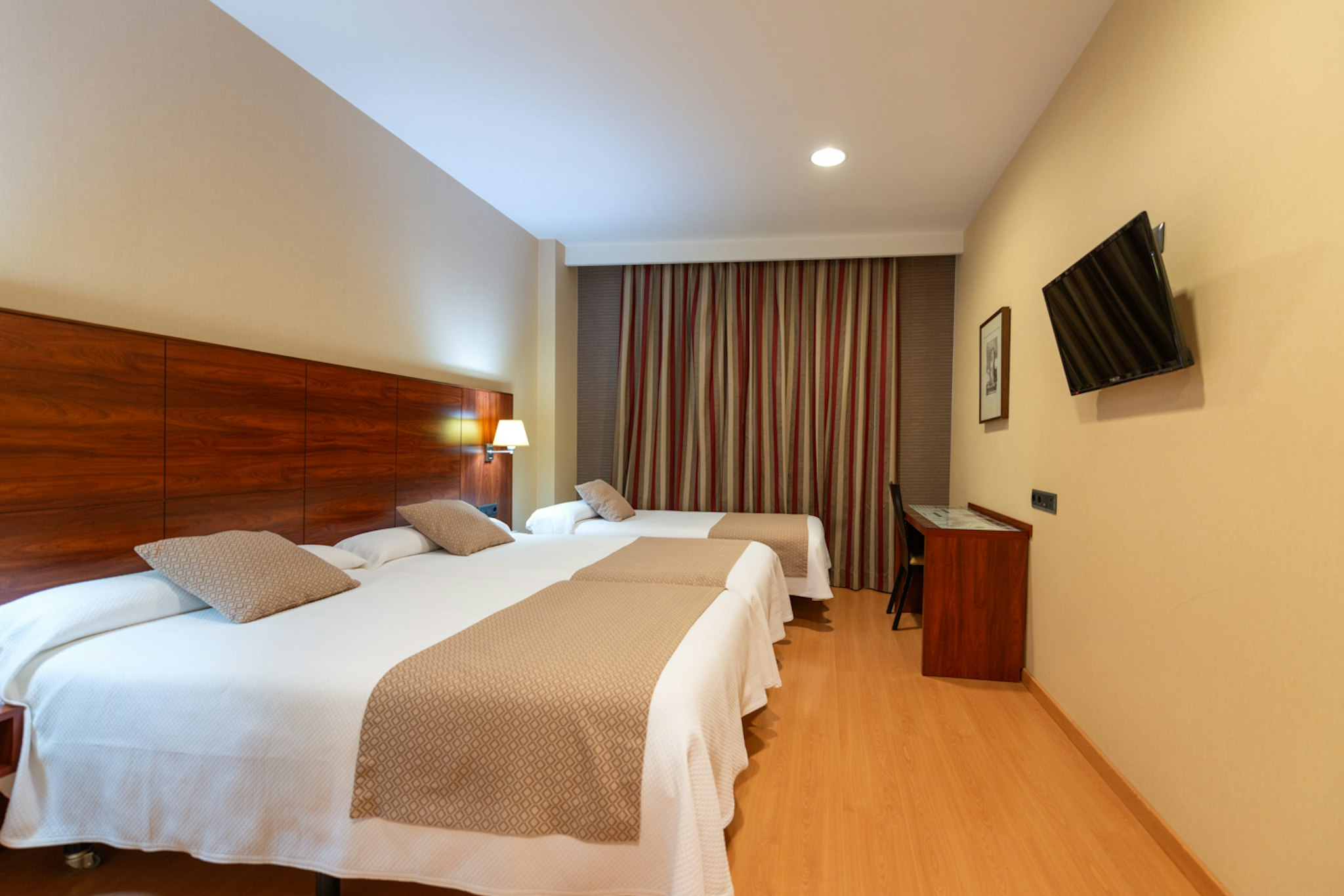 غرفة كلاسيكية ثلاثية