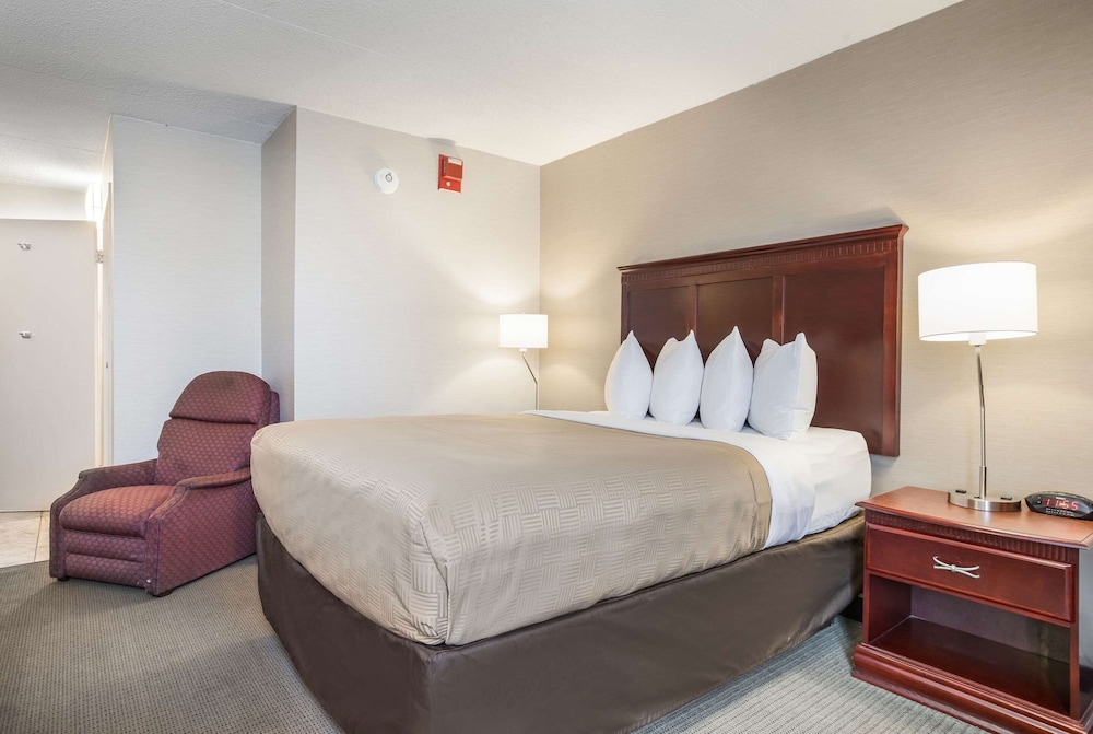 Clarion Inn and Suites Grand Rapids Airport 22/63
