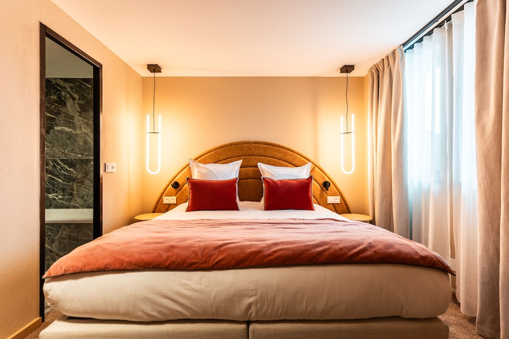 SUITE, KING BED, BALCONY
