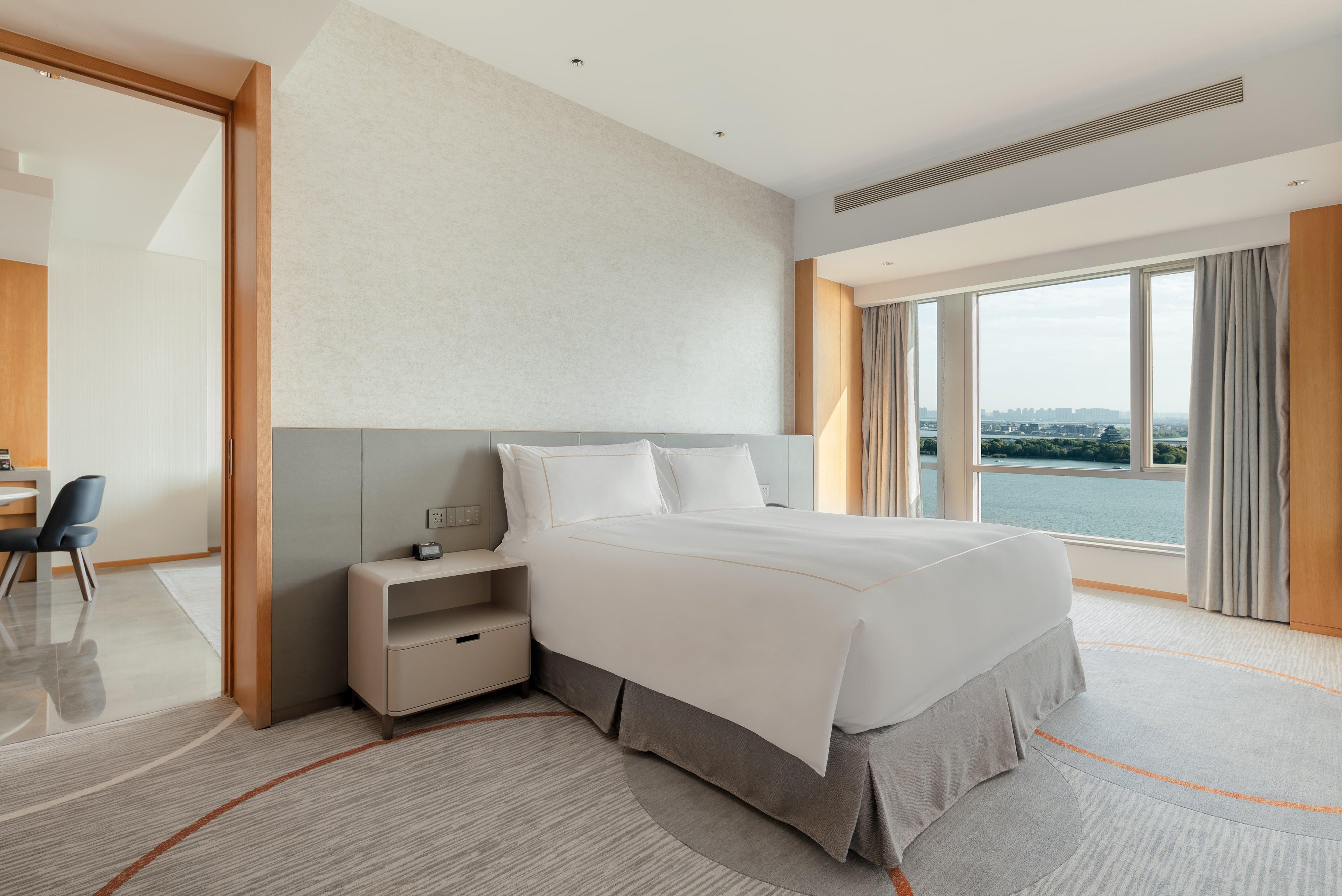 Suite, Lake View