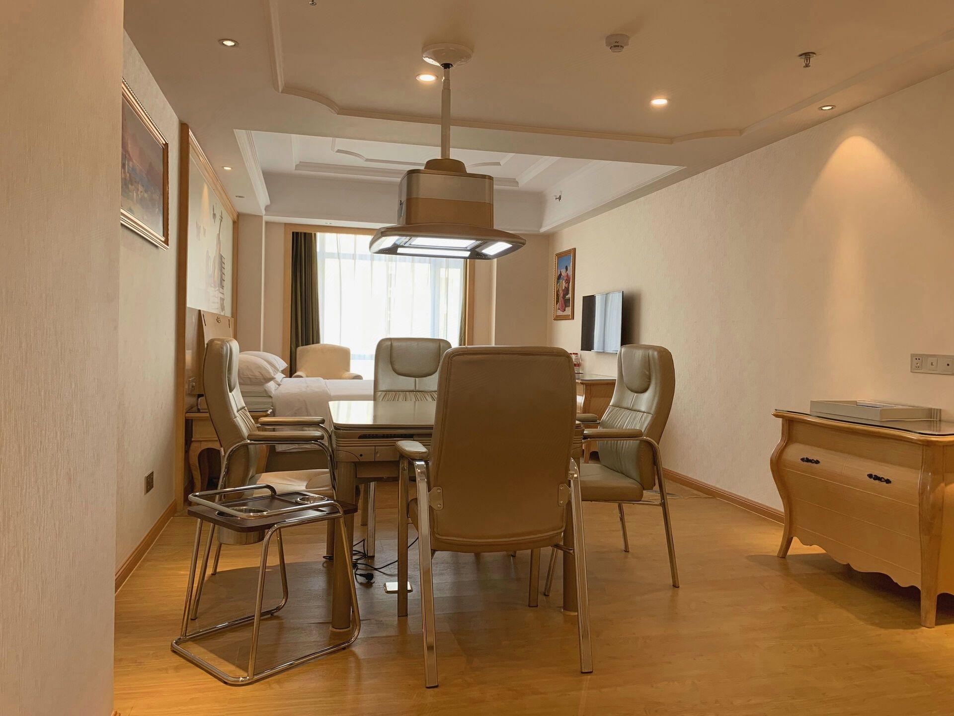 Vienna International Hotel (Huizhou Binhai Park Shop) 41/44