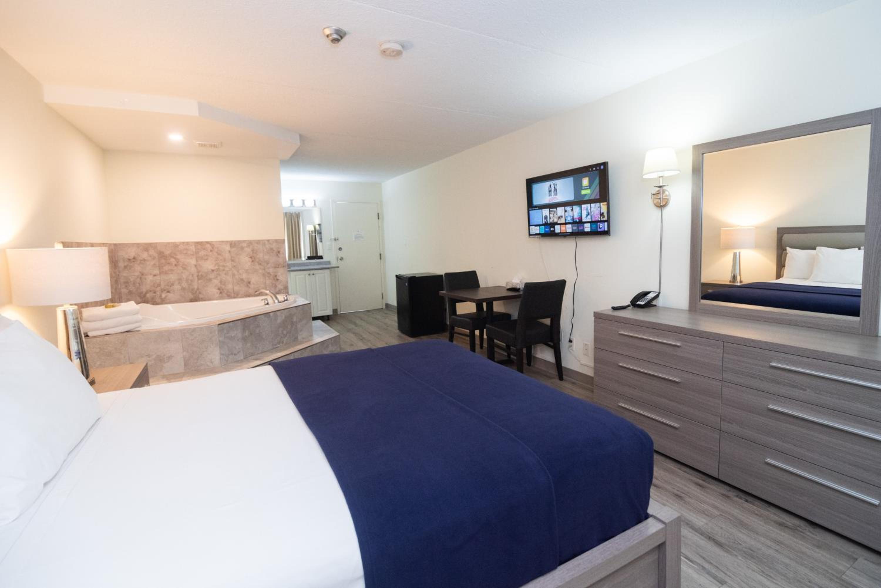 Room, King Bed, Queen Bed, Hot Tub