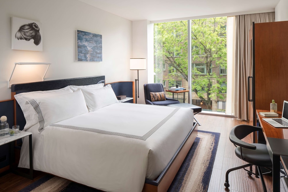 ROOM, KING BED, CITY VIEW