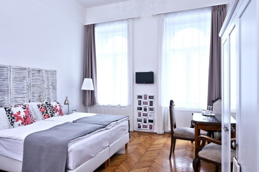 SUPERIOR, DOUBLE OR TWIN BED