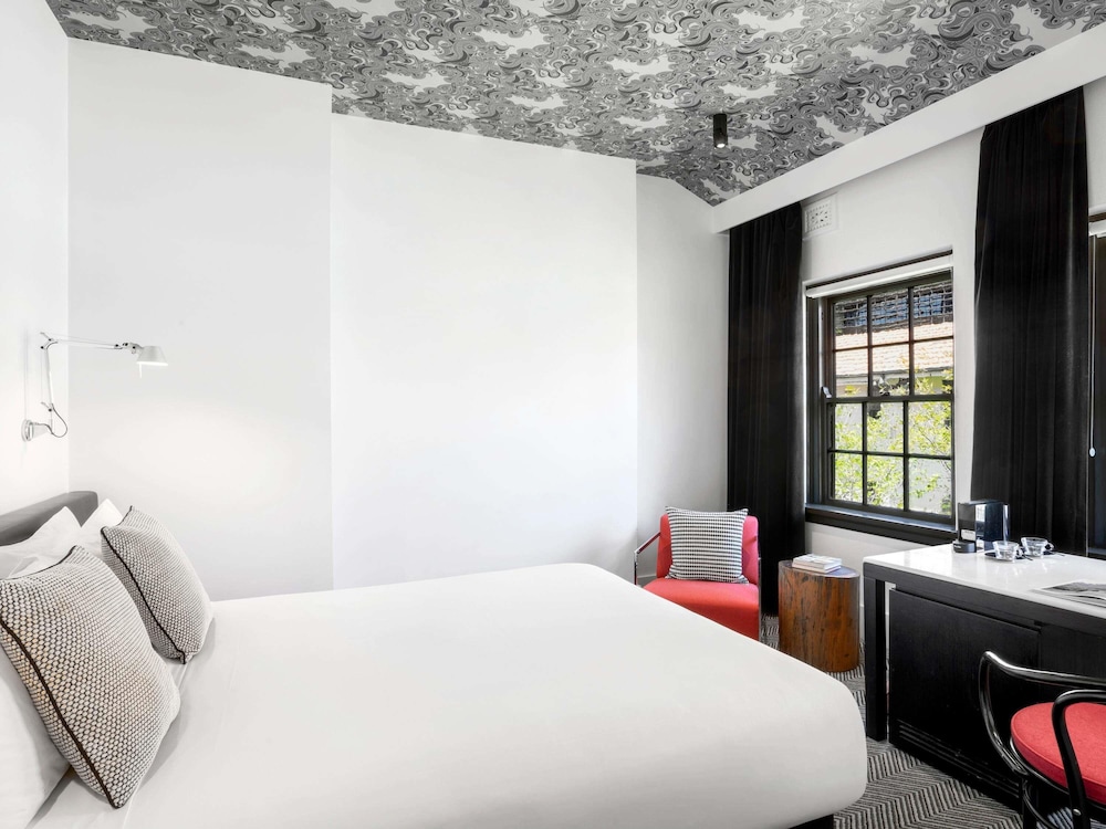 STANDARD, QUEEN BED