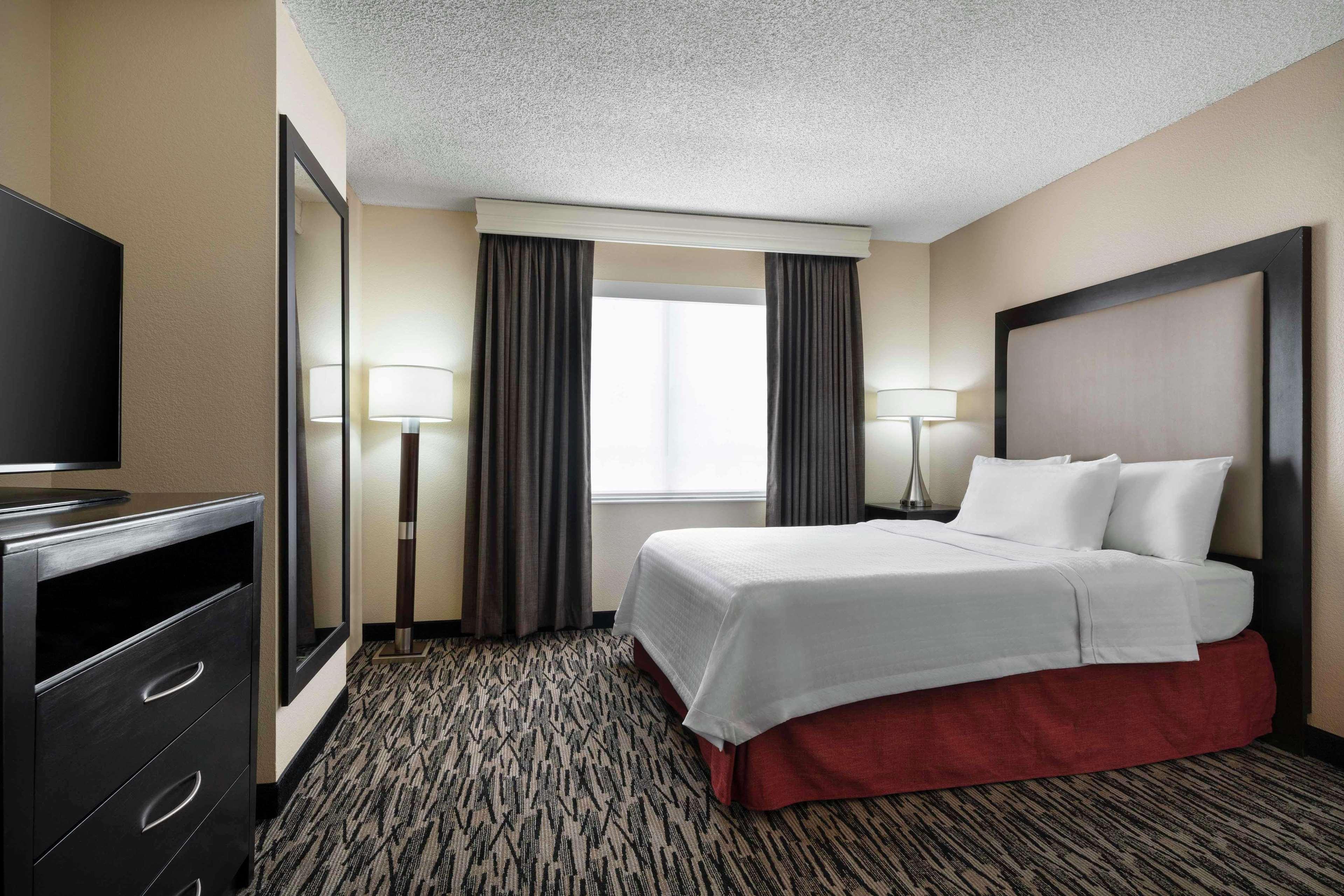 2 Bedrooms, Suite