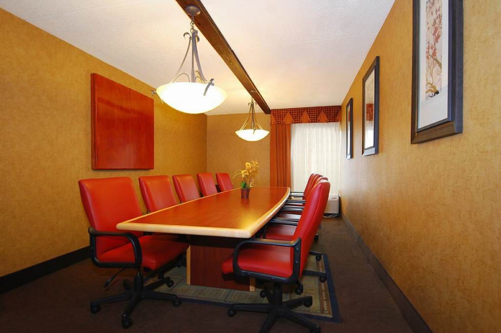 Holiday Inn Express Forsyth 40/42