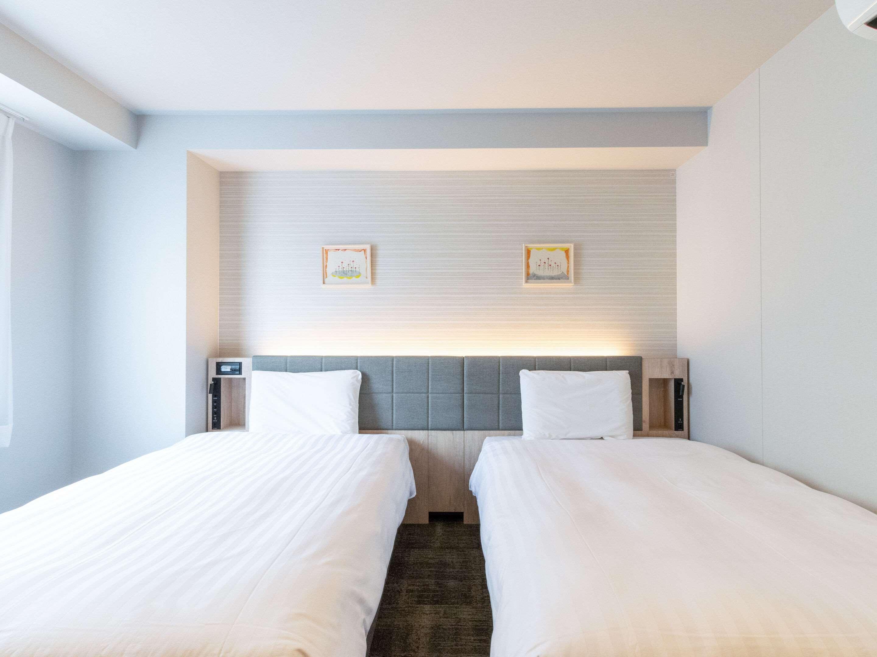 ROOM, TWIN BEDS