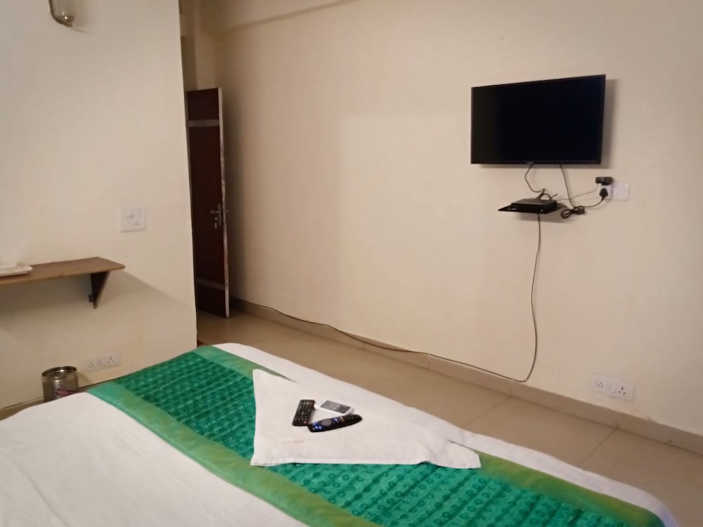 Hotel Mohan Noida 7/9