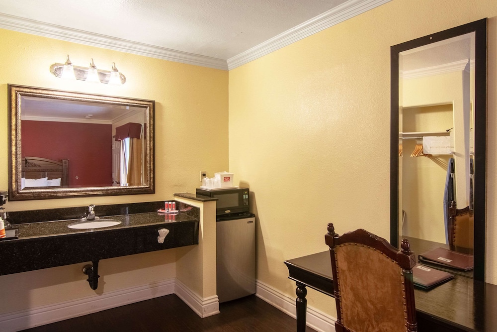 Econo Lodge Long Beach I-405 25/25