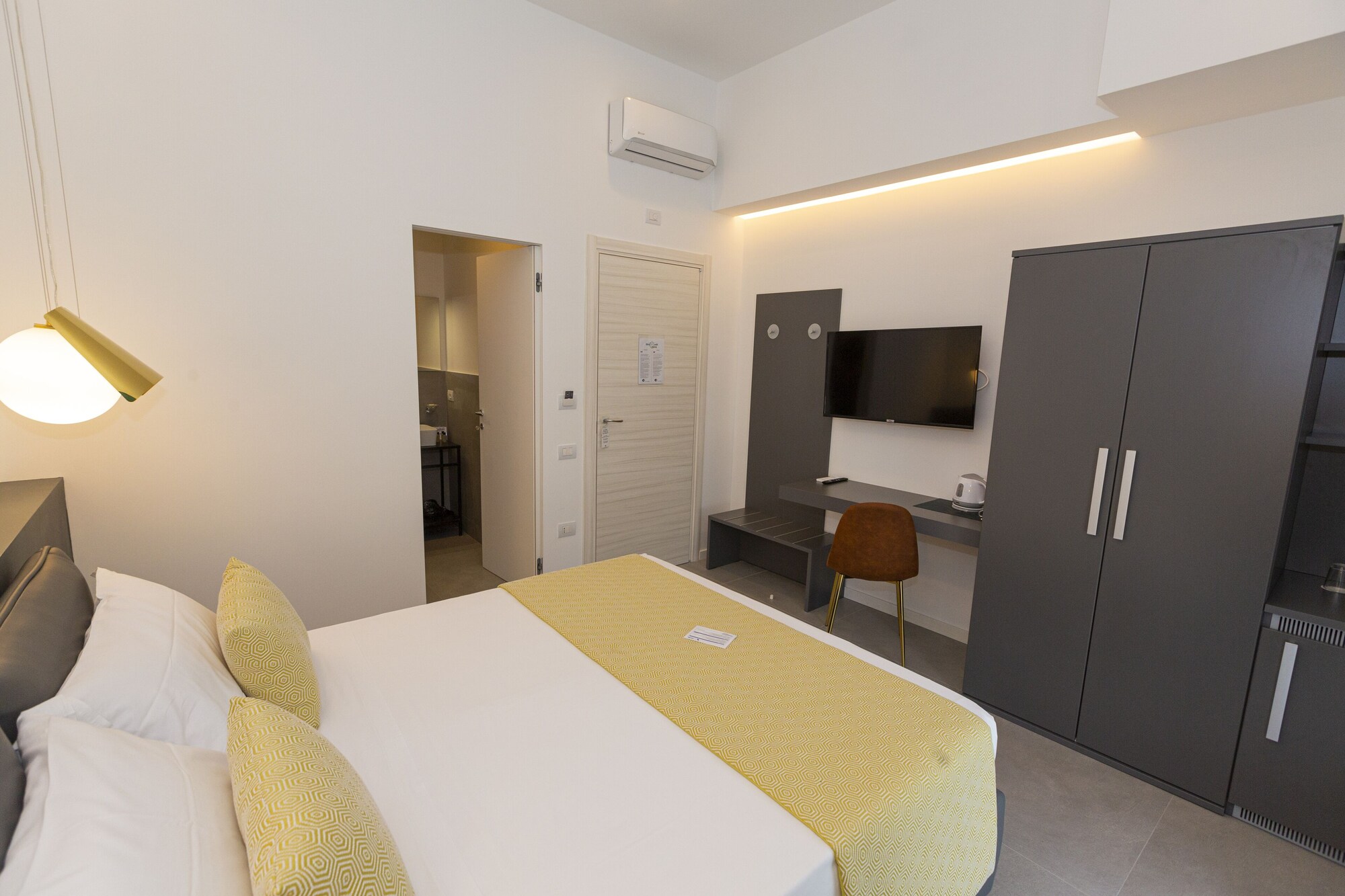 DELUXE, DOUBLE BED
