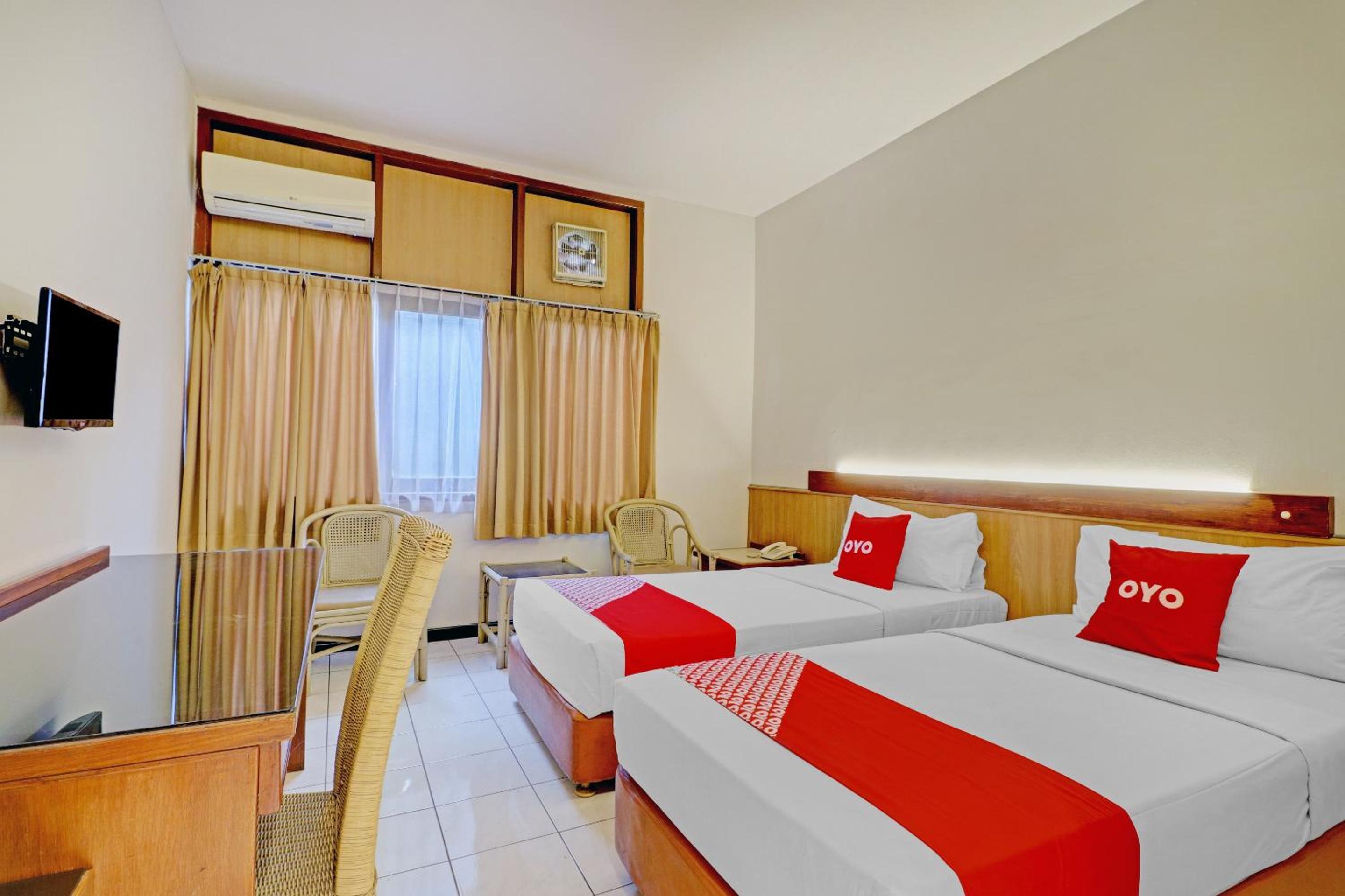 DELUXE, TWIN BEDS