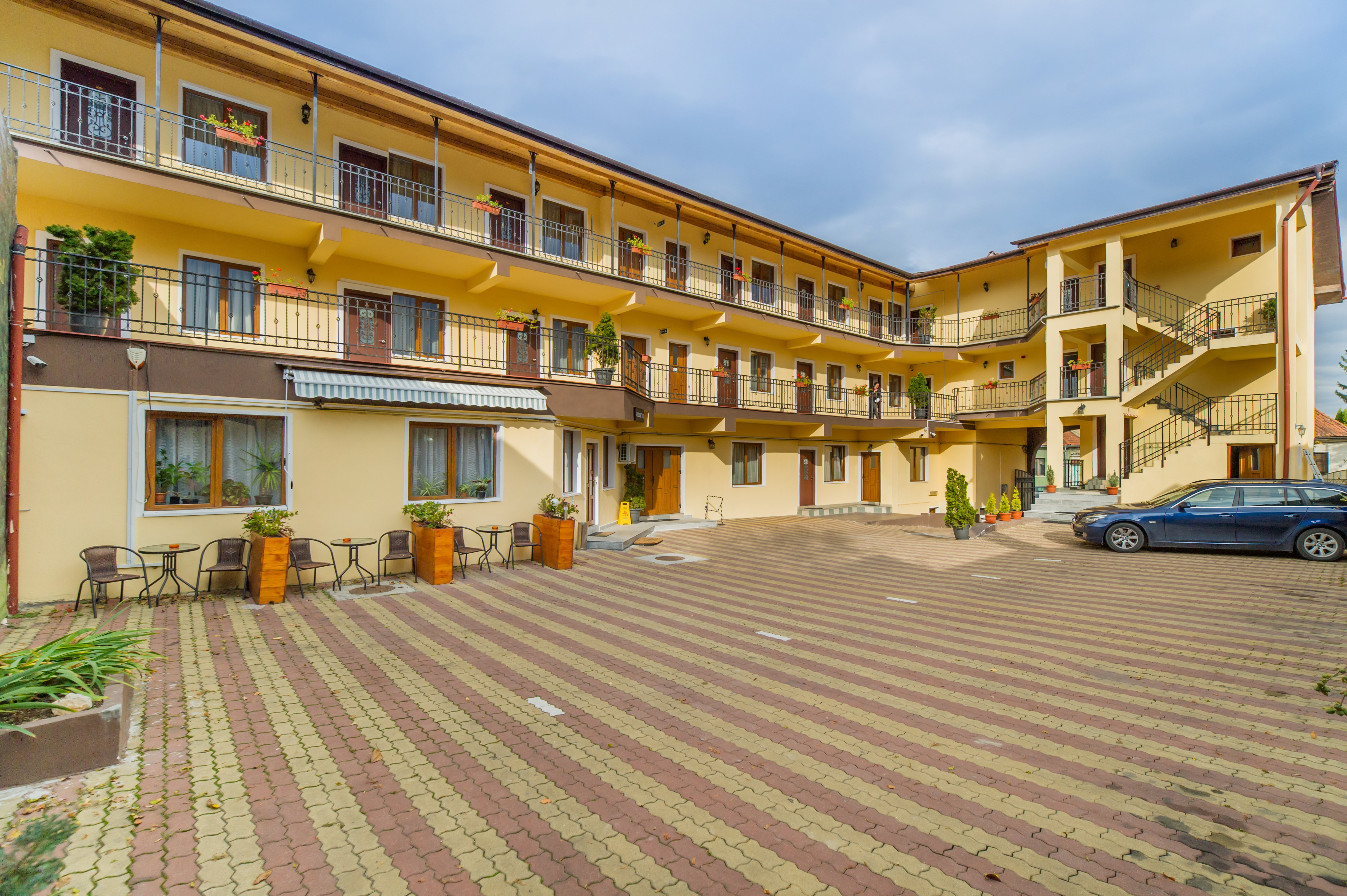 Long Street Hotel 50/50