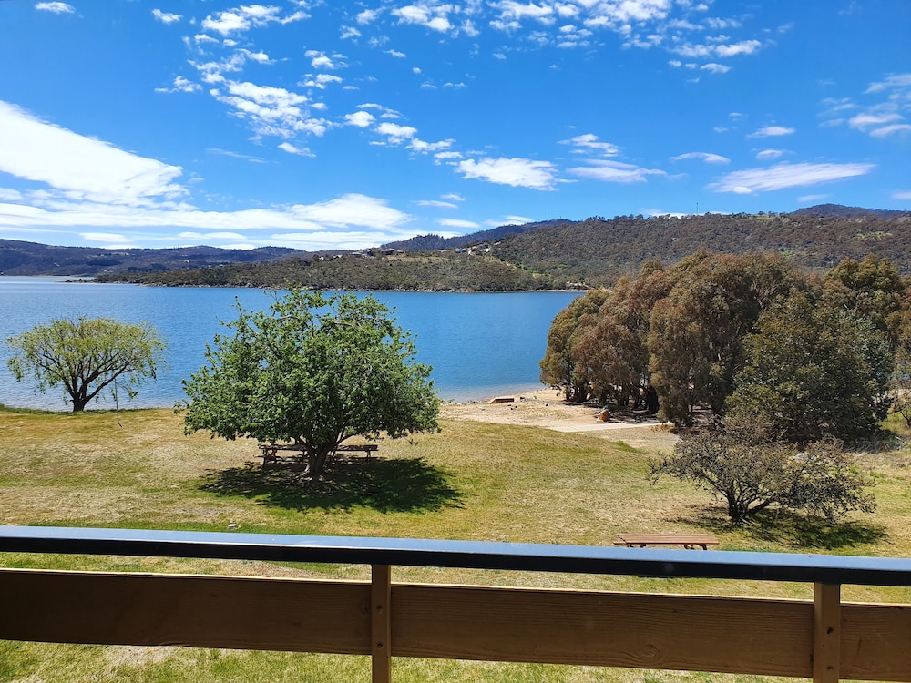 LAKE JINDABYNE HOTEL 66/75
