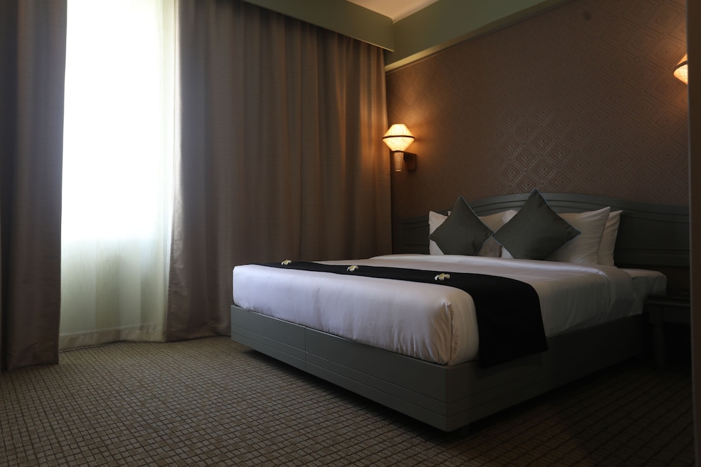 THE INTERNATIONAL HOTEL 25/40