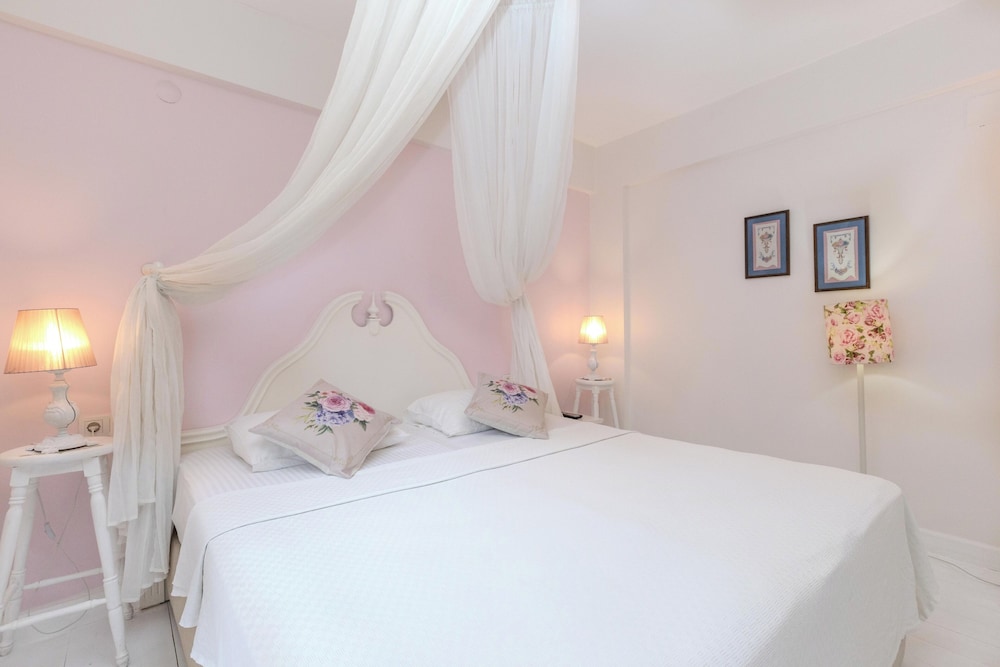 ERENDIRA HOTEL 17/75