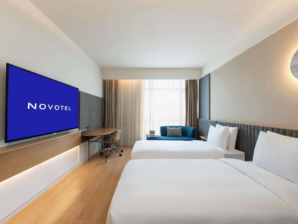 Deluxe, Twin Beds, City Side