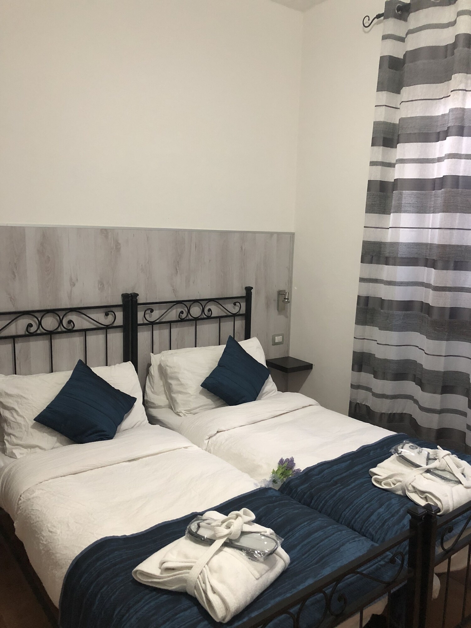 ROOM, TWIN BEDS
