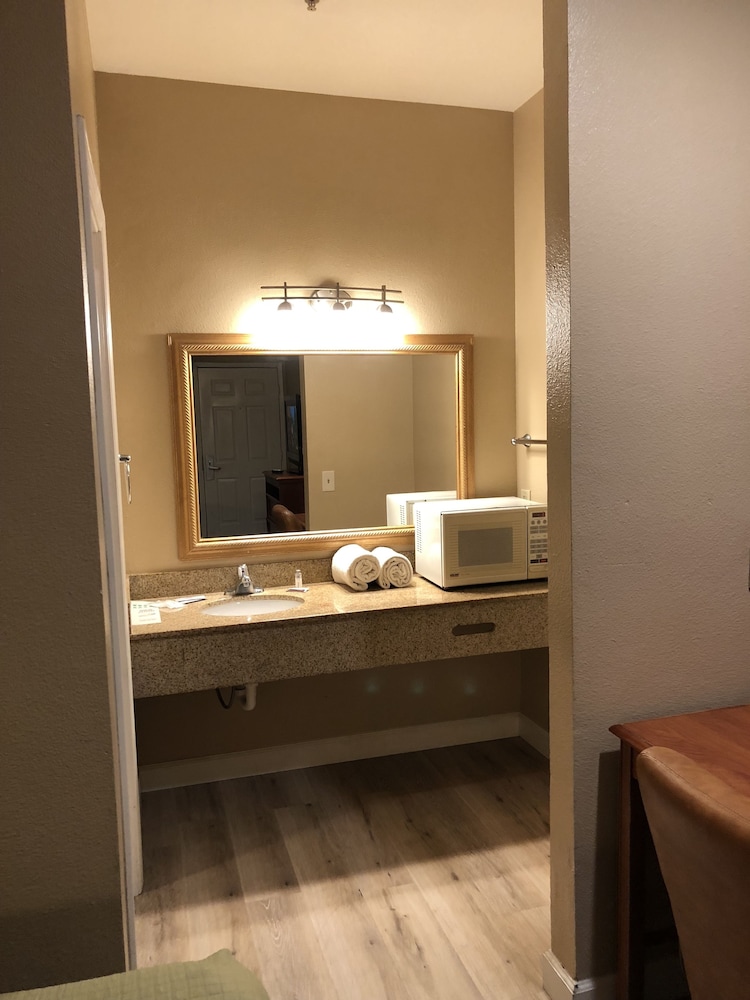 Valley Inn 3/44