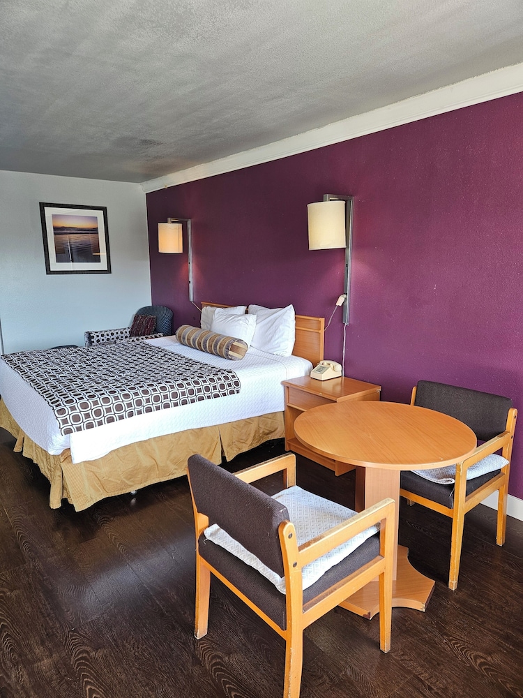 Fullerton Inn 18/53