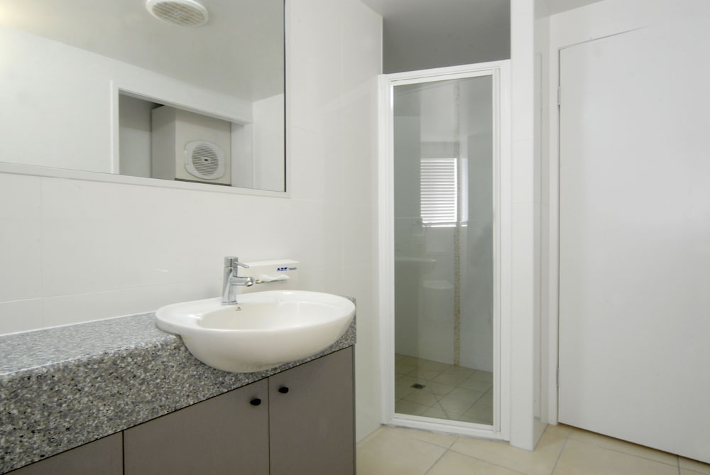 Coral Sea Vista Apartments 56/58