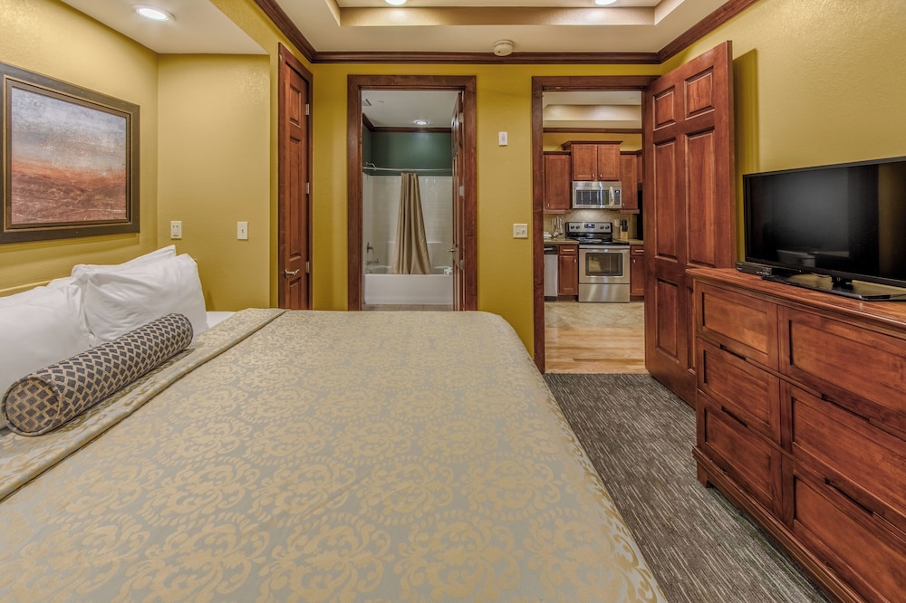 ROOM, KING BED, SOFA