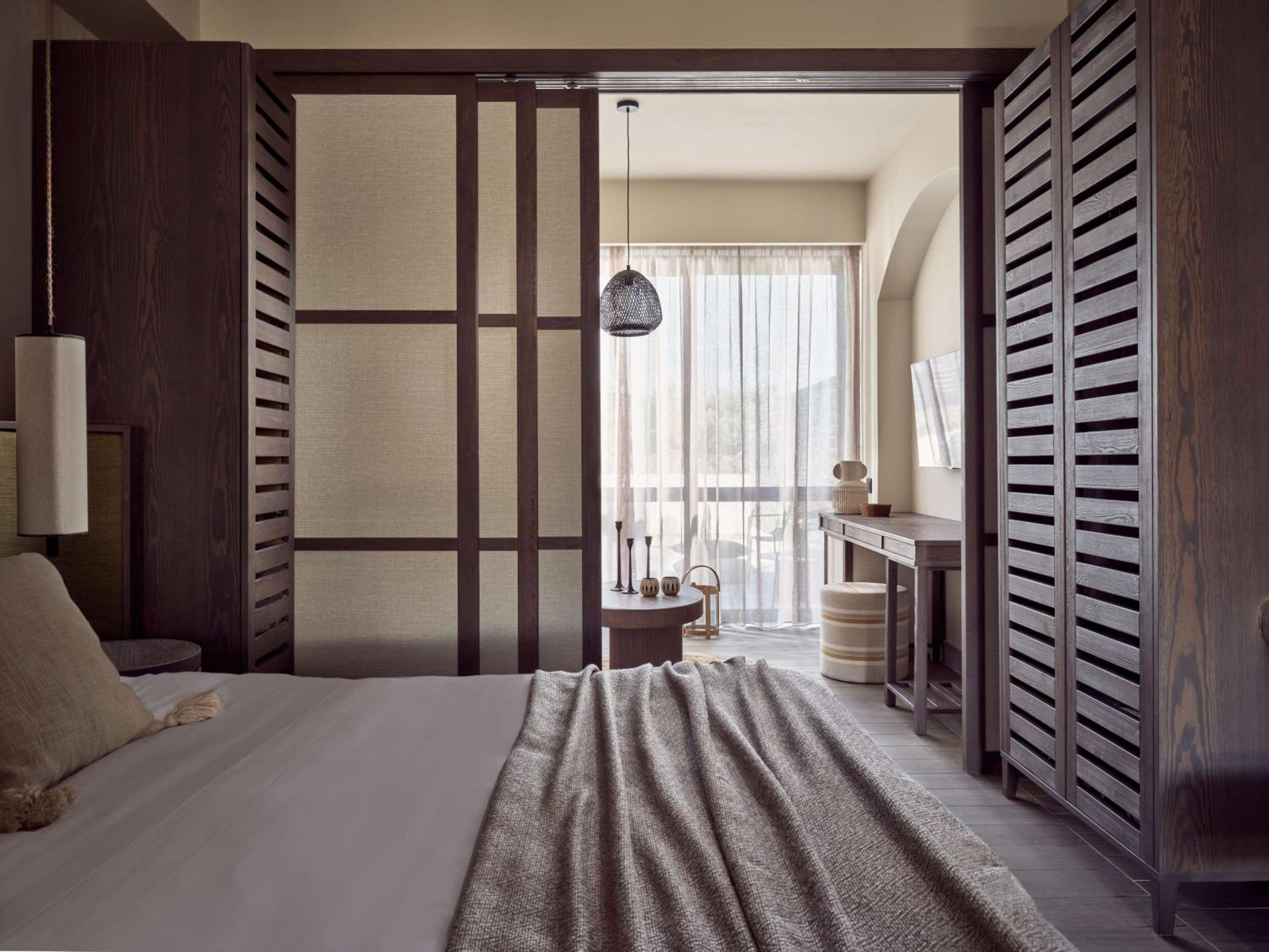 EVERGREEN, JUNIOR SUITE, KING BED, BALCONY