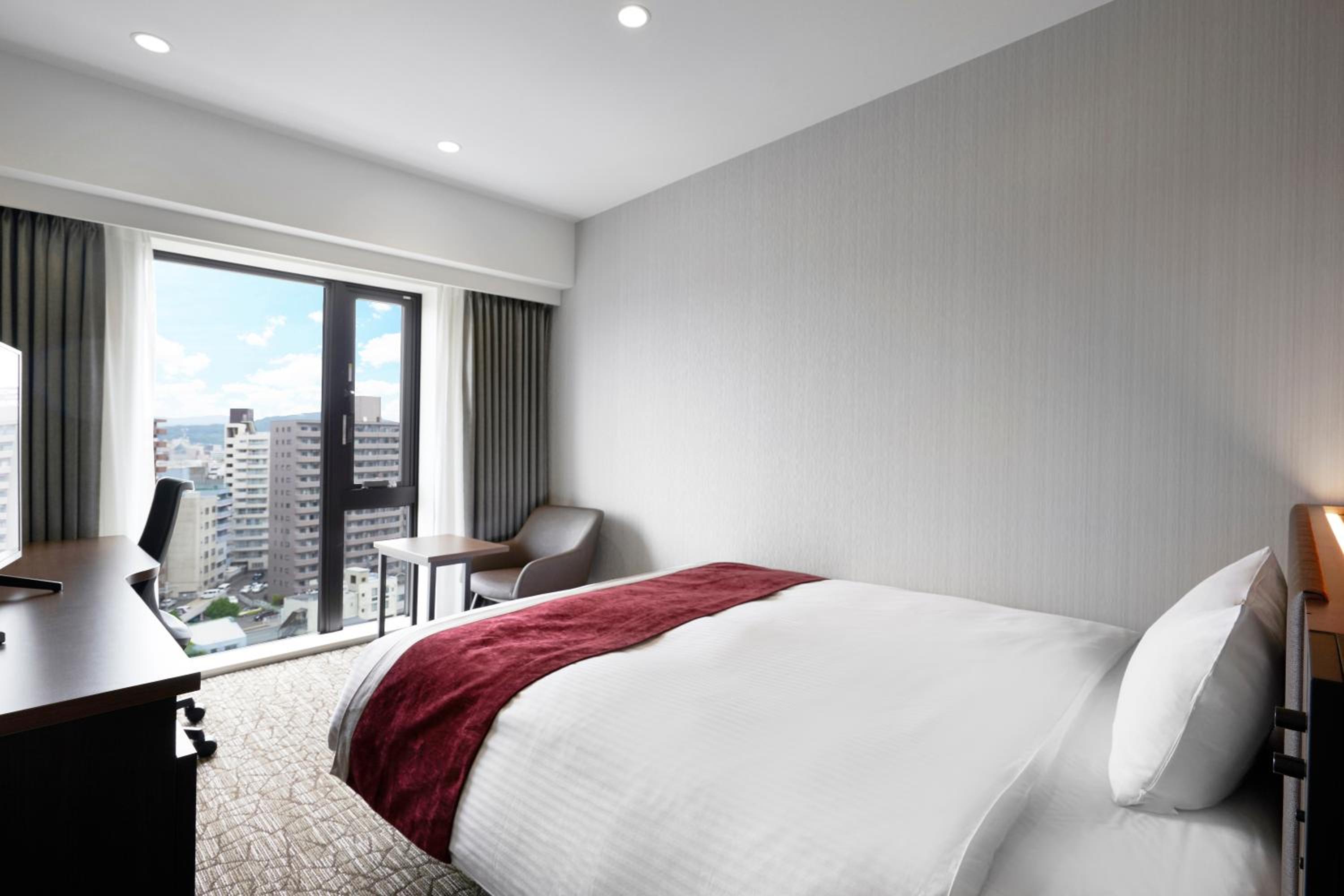 Moderate, Queen Bed