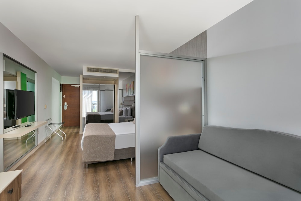 Seven Seas Hotel Blue 15/28