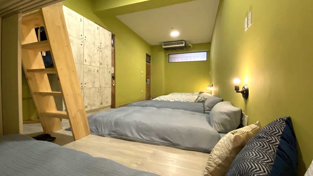 Local Backpacker Hostel 10/50
